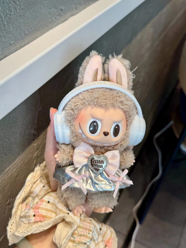 LABUBU Clothes MiuMiu Suspender Skirt with White Headphones - 图片 4